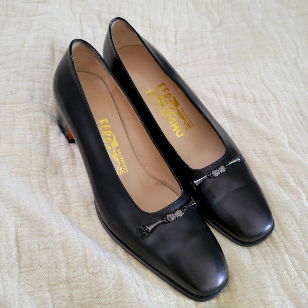 Salvatore Ferragamo Black Leather Pumps 5 B DE 41146 G47